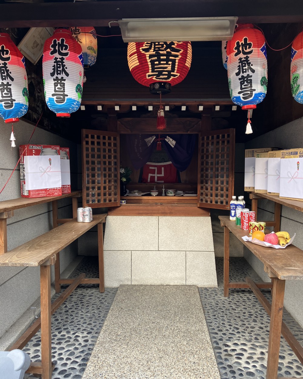 提灯を飾り、お供えを並べた地蔵盆の祠