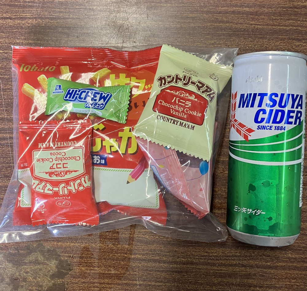 子どもたちに配ったお菓子とジュースのセット