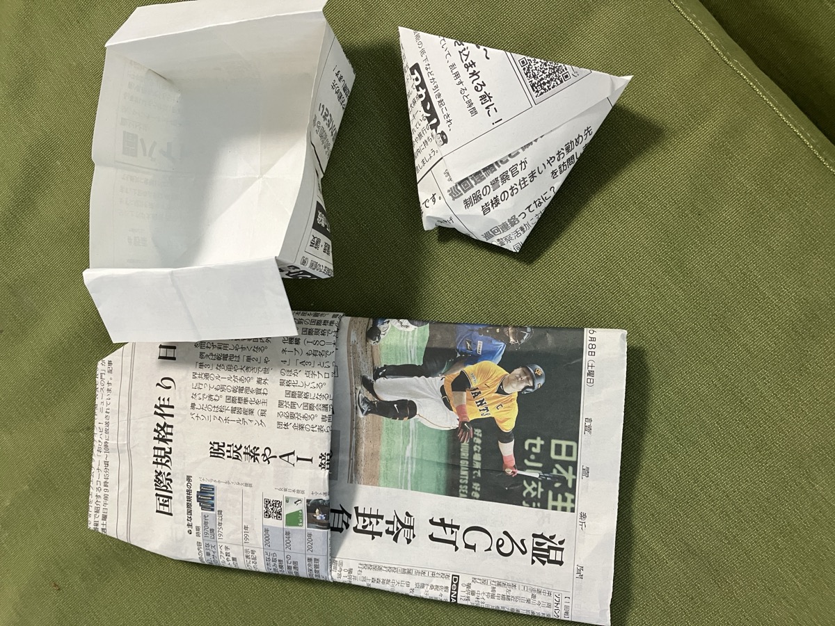 新聞紙で作った防災グッズ（器やゴミ箱）